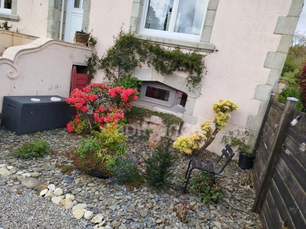 EXCLUSIVITE -PLEVIN- Maison convivial 176 m2 - Grand jardin arboré/paysager - dépendances proche de CARHAIX
