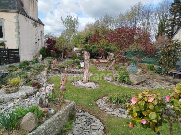 EXCLUSIVITE -PLEVIN- Maison convivial 176 m2 - Grand jardin arboré/paysager - dépendances proche de CARHAIX