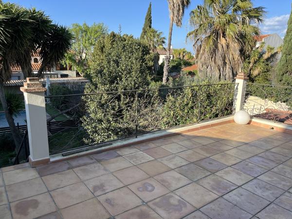 Charmante maison avec deux appartements et jardin avec piscine