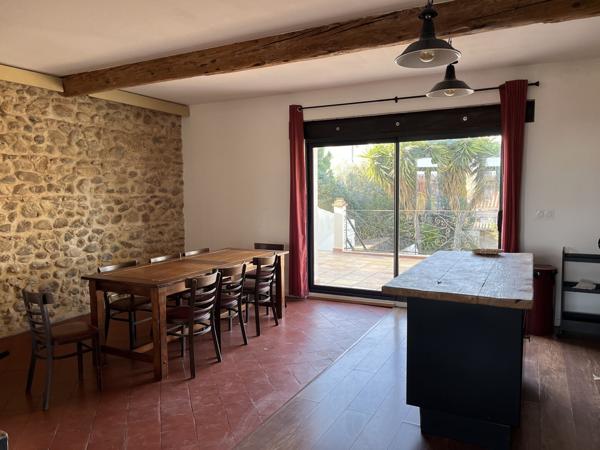 Charmante maison avec deux appartements et jardin avec piscine