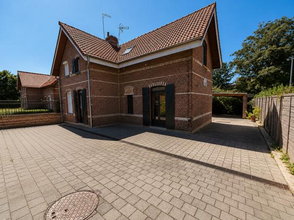 LILLE 5 MN DU METRO CHR JOLIE SEMI INDIVIDUELLE SUR 376M²