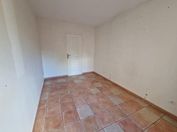 Appartement 2 pièces - 64 m2 - proche Aix-en-Provence - 2 places de stationnement privatives