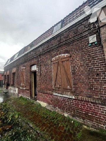 HEM (59510) - Maison dans un état de dégradation avancée, située en impasse de 5 pièces compren...