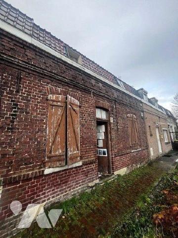 HEM (59510) - Maison dans un état de dégradation avancée, située en impasse de 5 pièces compren...