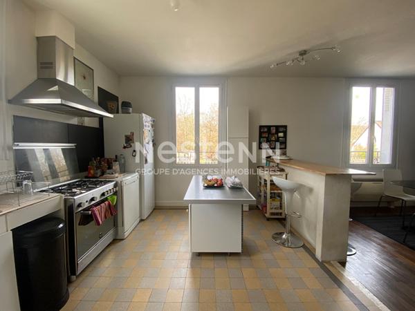 Maison située en plein centre ville de La Ferté Alais - Pièce de vie spacieuse - 3 chambres - cave partielle - terrain clos de 352 m2