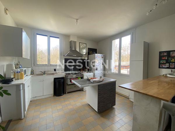 Maison située en plein centre ville de La Ferté Alais - Pièce de vie spacieuse - 3 chambres - cave partielle - terrain clos de 352 m2