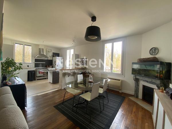 Maison située en plein centre ville de La Ferté Alais - Pièce de vie spacieuse - 3 chambres - cave partielle - terrain clos de 352 m2