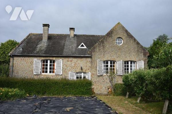 MOULAY- Aux portes de MAYENNE, jolie propriété en pierres aux beaux volumes sur vaste terrain d...