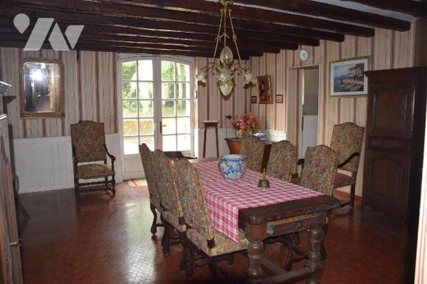 MOULAY- Aux portes de MAYENNE, jolie propriété en pierres aux beaux volumes sur vaste terrain d...