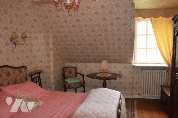 MOULAY- Aux portes de MAYENNE, jolie propriété en pierres aux beaux volumes sur vaste terrain d...