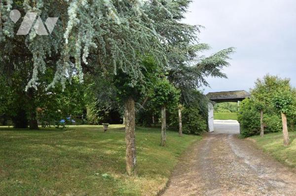 MOULAY- Aux portes de MAYENNE, jolie propriété en pierres aux beaux volumes sur vaste terrain d...