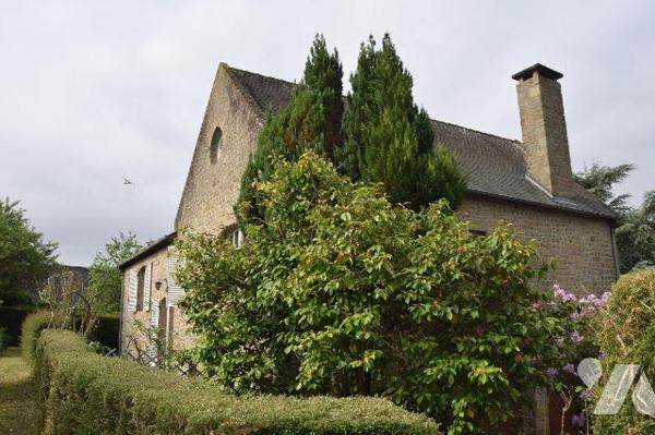 MOULAY- Aux portes de MAYENNE, jolie propriété en pierres aux beaux volumes sur vaste terrain d...