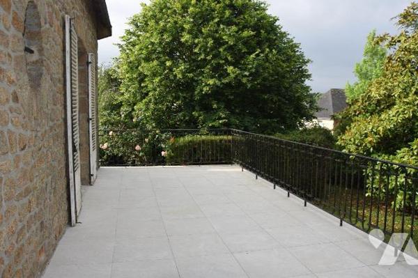 MOULAY- Aux portes de MAYENNE, jolie propriété en pierres aux beaux volumes sur vaste terrain d...