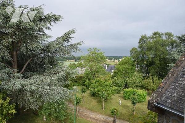 MOULAY- Aux portes de MAYENNE, jolie propriété en pierres aux beaux volumes sur vaste terrain d...