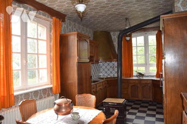 MOULAY- Aux portes de MAYENNE, jolie propriété en pierres aux beaux volumes sur vaste terrain d...