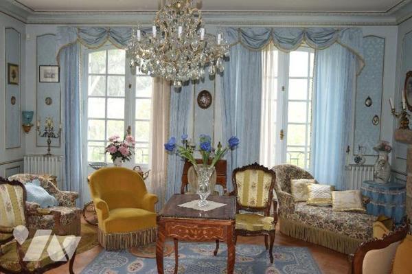 MOULAY- Aux portes de MAYENNE, jolie propriété en pierres aux beaux volumes sur vaste terrain d...