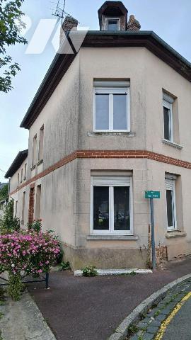 MAISON DE VILLE comprenant :
- au rez-de-chaussée : salle à manger, salon, cuisine, wc, cellie...