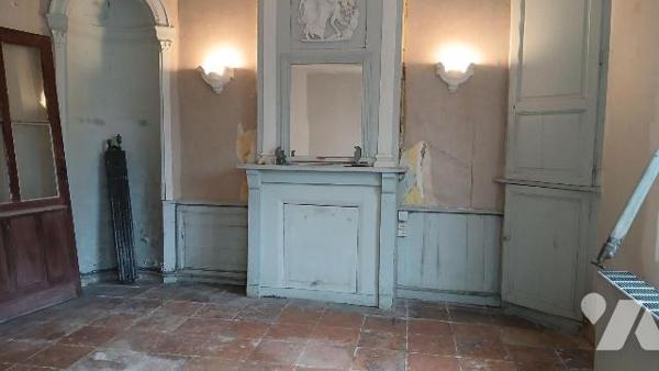 MAISON DE VILLE comprenant :
- au rez-de-chaussée : salle à manger, salon, cuisine, wc, cellie...