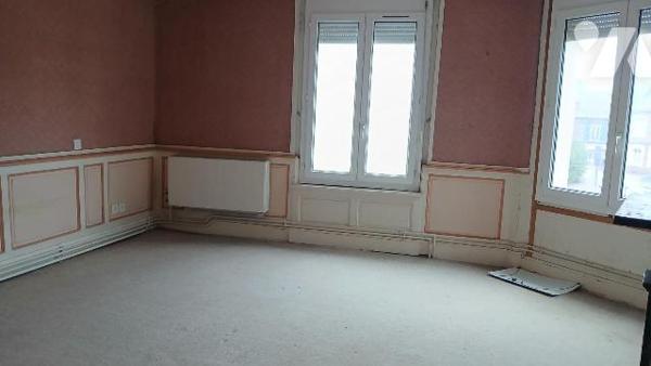 MAISON DE VILLE comprenant :
- au rez-de-chaussée : salle à manger, salon, cuisine, wc, cellie...