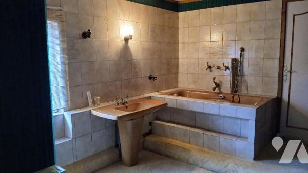 MAISON DE VILLE comprenant :
- au rez-de-chaussée : salle à manger, salon, cuisine, wc, cellie...