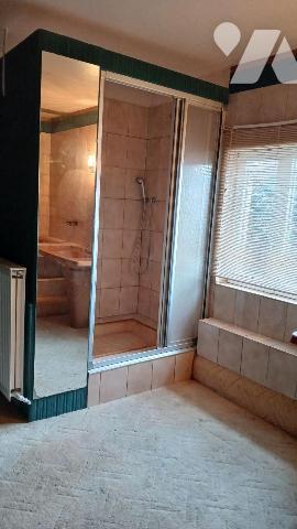 MAISON DE VILLE comprenant :
- au rez-de-chaussée : salle à manger, salon, cuisine, wc, cellie...