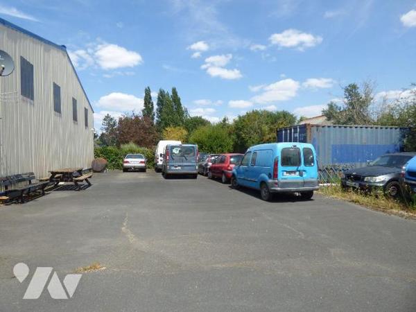 Local commercial avec logement de 2 pièces sur terrain de 1191 m2