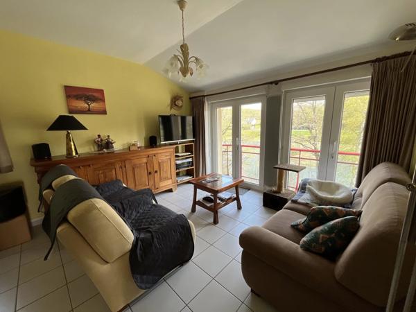Vente                                                      Appartement
                        
                     3 pièces                                         à Salles-Curan