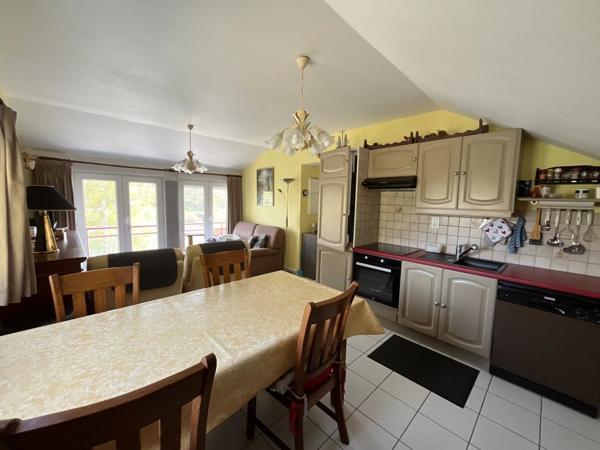 Vente                                                      Appartement
                        
                     3 pièces                                         à Salles-Curan
