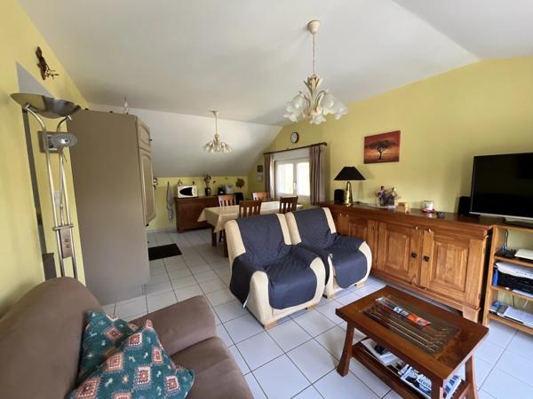 Vente                                                      Appartement
                        
                     3 pièces                                         à Salles-Curan