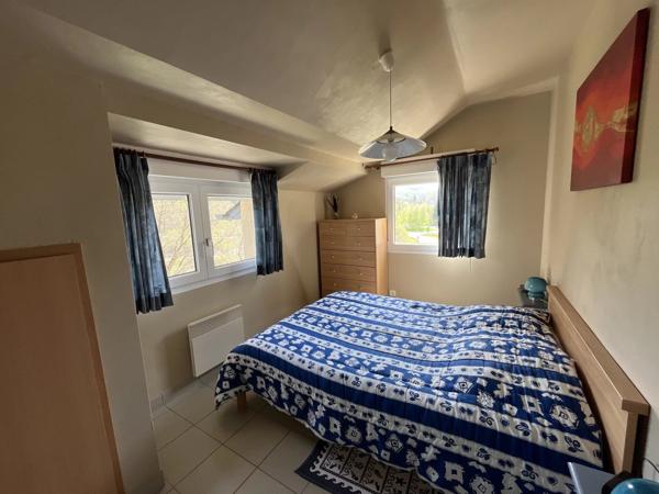 Vente                                                      Appartement
                        
                     3 pièces                                         à Salles-Curan