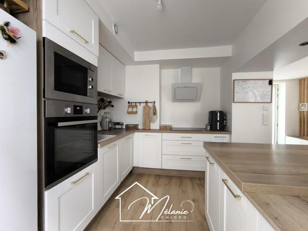 Maison rénovée lumineuse spacieuse offre de beaux volumes avec 4 chambres et des dépendances cour terrasse