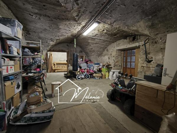 Maison rénovée lumineuse spacieuse offre de beaux volumes avec 4 chambres et des dépendances cour terrasse