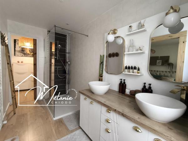 Maison rénovée lumineuse spacieuse offre de beaux volumes avec 4 chambres et des dépendances cour terrasse