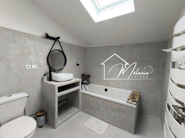 Maison rénovée lumineuse spacieuse offre de beaux volumes avec 4 chambres et des dépendances cour terrasse