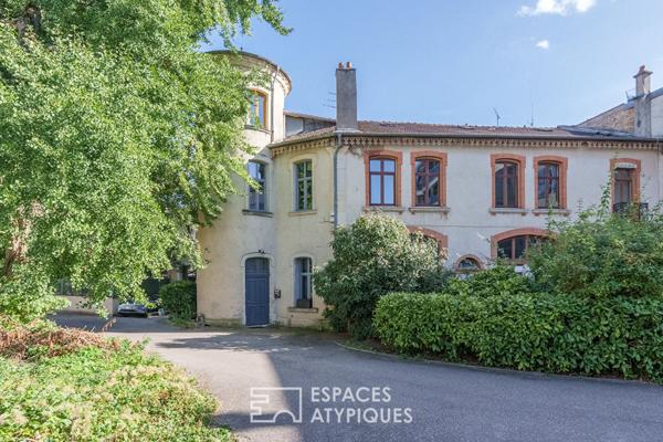 Triplex singulier et ses extérieurs privatifs en coeur de ville