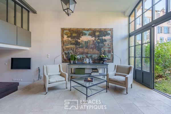 Triplex singulier et ses extérieurs privatifs en coeur de ville