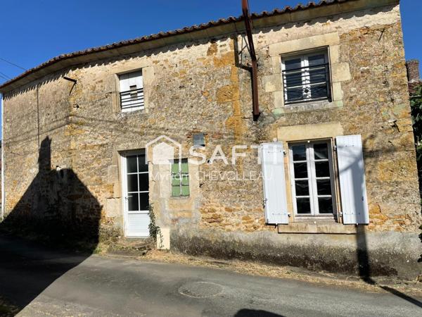 Maison en pierres à finir de rénover dans un village médiéval de caractère