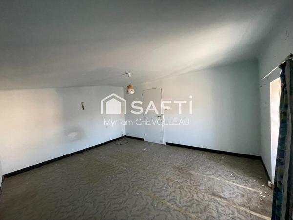 Maison en pierres à finir de rénover dans un village médiéval de caractère