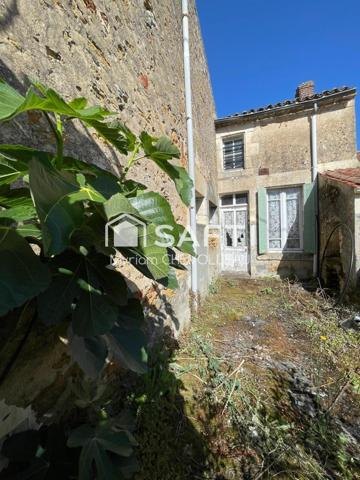 Maison en pierres à finir de rénover dans un village médiéval de caractère