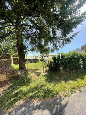 Maison en pierres à finir de rénover dans un village médiéval de caractère