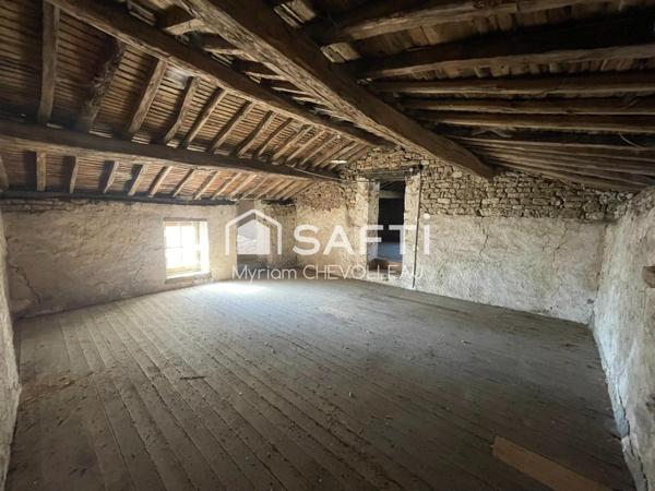 Maison en pierres à finir de rénover dans un village médiéval de caractère