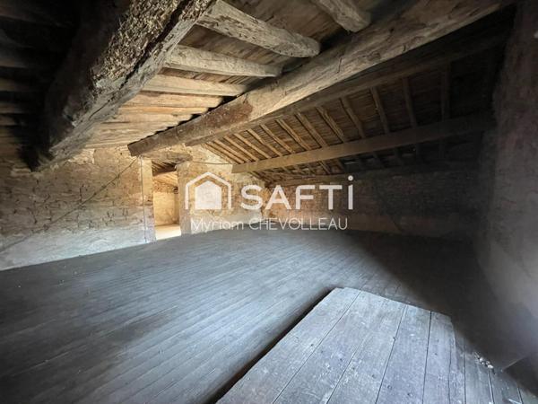 Maison en pierres à finir de rénover dans un village médiéval de caractère