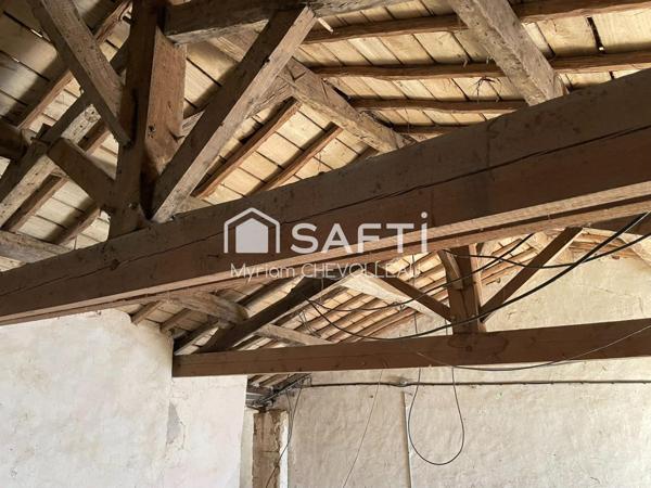 Maison en pierres à finir de rénover dans un village médiéval de caractère