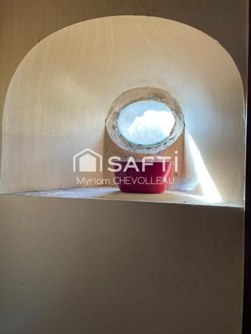 Maison en pierres à finir de rénover dans un village médiéval de caractère