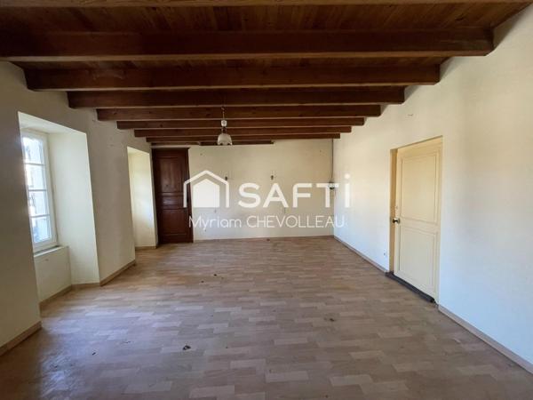 Maison en pierres à finir de rénover dans un village médiéval de caractère