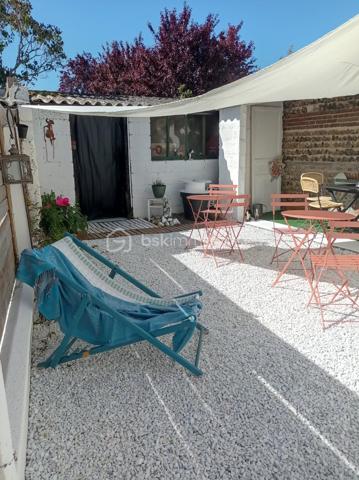 Composé d'une surface commerciale pouvant accueillir 20 personnes environs, une cuisine, un WC PMR, une belle terrasse avec remise, et un second wc.
A l'étage un studio avec cuisine, une salle d'eau et un balcon.

Chauffage poêle à granulés.
Pas de travaux à prévoir 

Possibilité de tous commerces 

Beau potentiel !