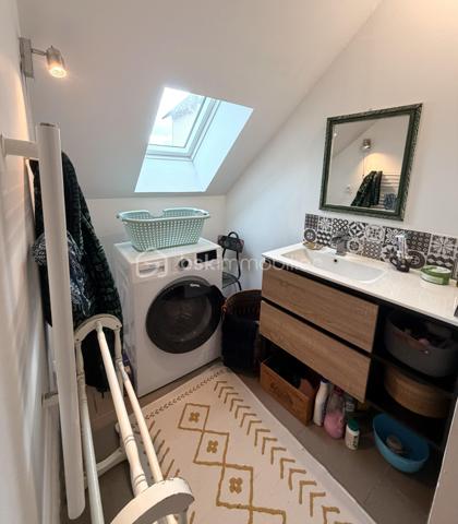 Composé d'une surface commerciale pouvant accueillir 20 personnes environs, une cuisine, un WC PMR, une belle terrasse avec remise, et un second wc.
A l'étage un studio avec cuisine, une salle d'eau et un balcon.

Chauffage poêle à granulés.
Pas de travaux à prévoir 

Possibilité de tous commerces 

Beau potentiel !