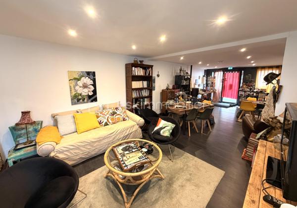 Composé d'une surface commerciale pouvant accueillir 20 personnes environs, une cuisine, un WC PMR, une belle terrasse avec remise, et un second wc.
A l'étage un studio avec cuisine, une salle d'eau et un balcon.

Chauffage poêle à granulés.
Pas de travaux à prévoir 

Possibilité de tous commerces 

Beau potentiel !