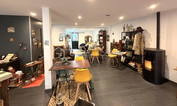 Composé d'une surface commerciale pouvant accueillir 20 personnes environs, une cuisine, un WC PMR, une belle terrasse avec remise, et un second wc.
A l'étage un studio avec cuisine, une salle d'eau et un balcon.

Chauffage poêle à granulés.
Pas de travaux à prévoir 

Possibilité de tous commerces 

Beau potentiel !