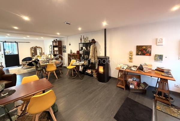 Composé d'une surface commerciale pouvant accueillir 20 personnes environs, une cuisine, un WC PMR, une belle terrasse avec remise, et un second wc.
A l'étage un studio avec cuisine, une salle d'eau et un balcon.

Chauffage poêle à granulés.
Pas de travaux à prévoir 

Possibilité de tous commerces 

Beau potentiel !